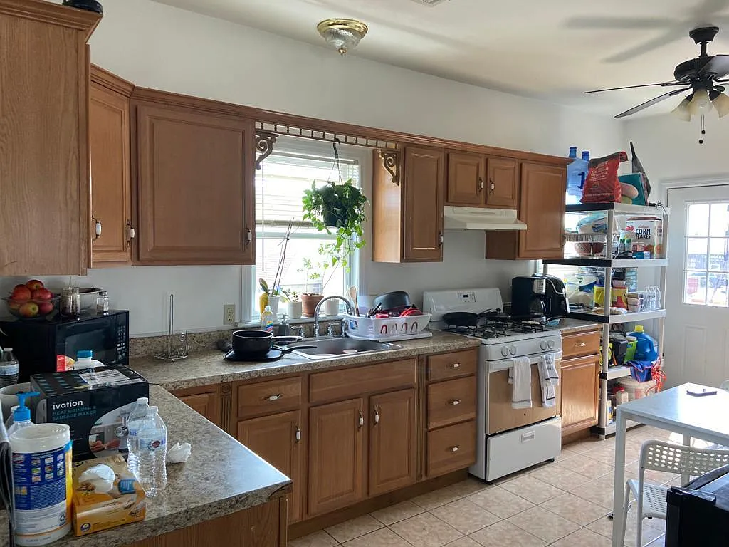 560 Forest St — Photo 4
