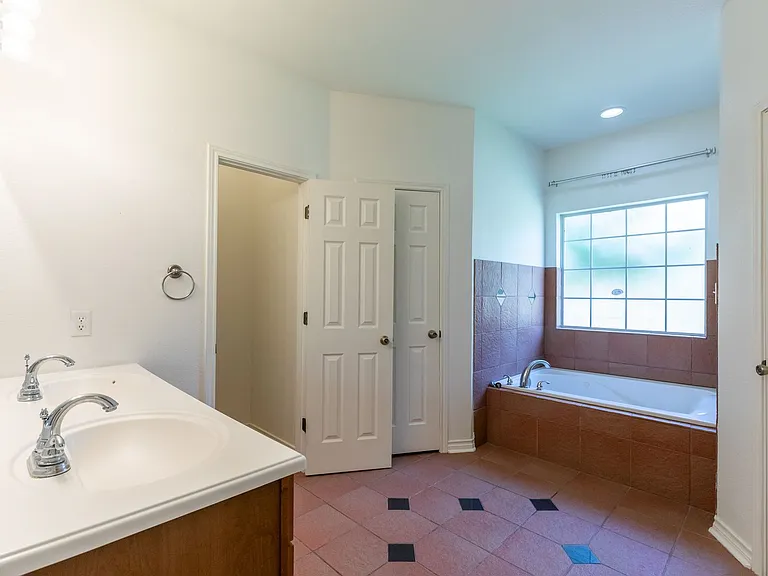 3310 Silver Oaks Dr — Photo 22