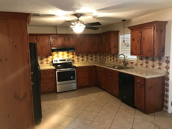5th image of 1004 Woodlore Cir