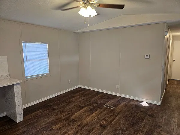 3 bed, 924 sqft, $975 — Photo 4