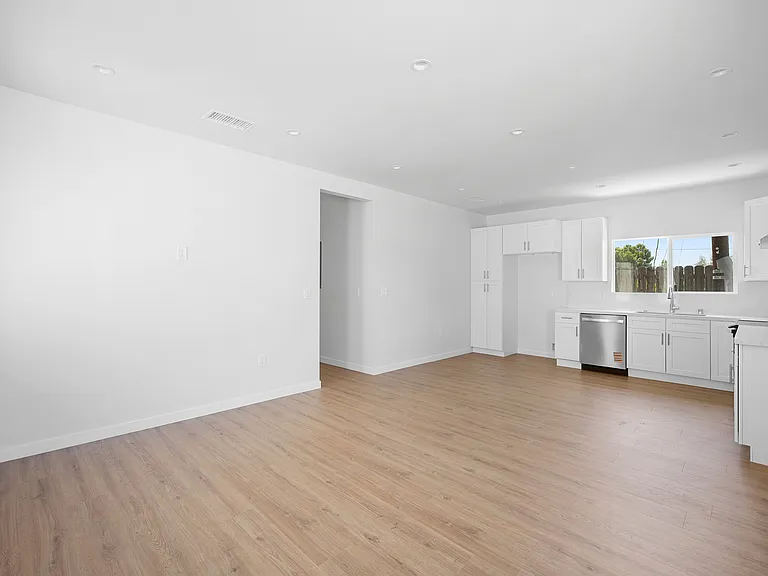 10939 Nassau Ave — Photo 6