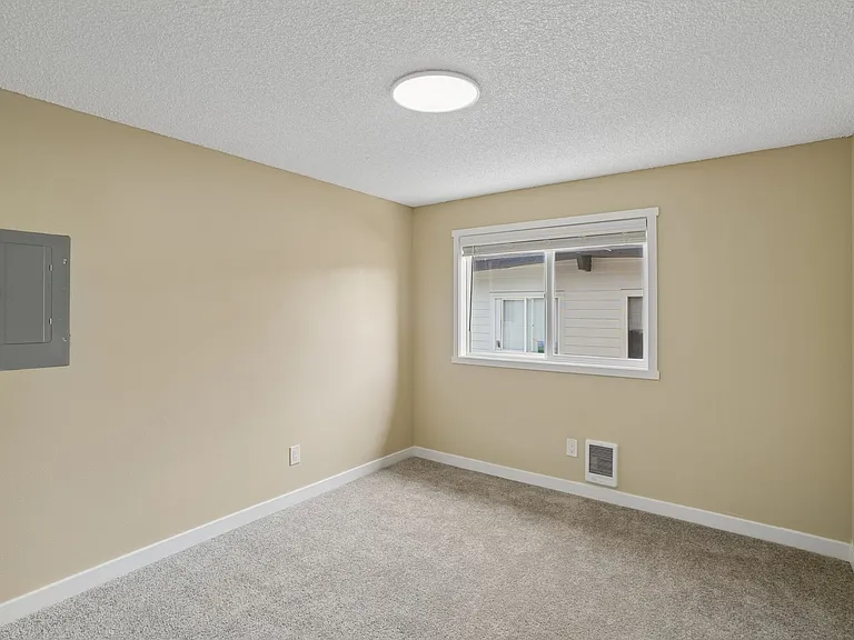 Sunset Highlands Apartments — Photo 40