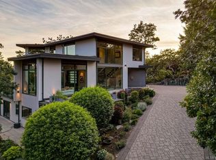 3724 Arbutus Rdg, Saanich, BC V8N 6B3