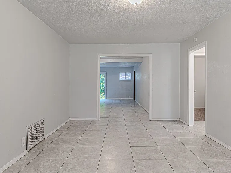 2705 NE 18th St — Photo 9