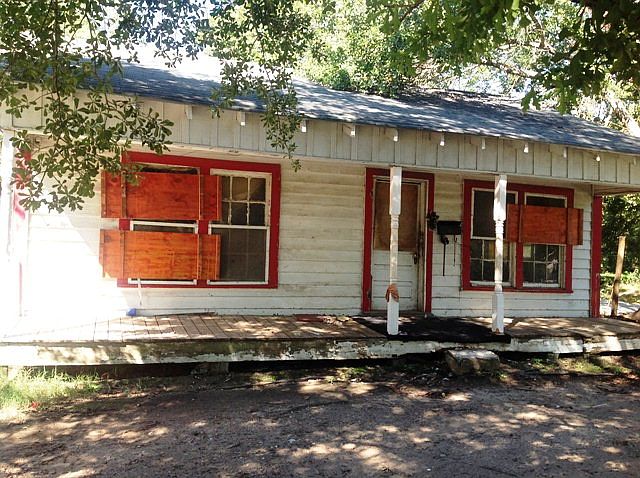 1st image of 702 Weaver Ave