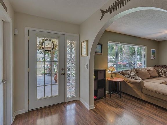 3rd image of 1418 Garden Ave