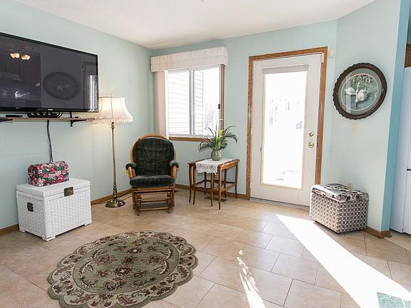 Sunshine lights the living room and kitchen from midday through the afternoon, with evening twilight coming soon in spring and summer.