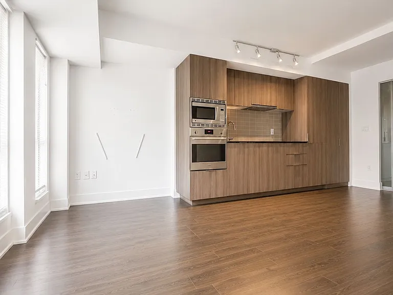 955 Bay St #318 — Photo 8