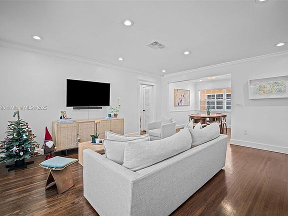 4th image of 300 Manor Pl