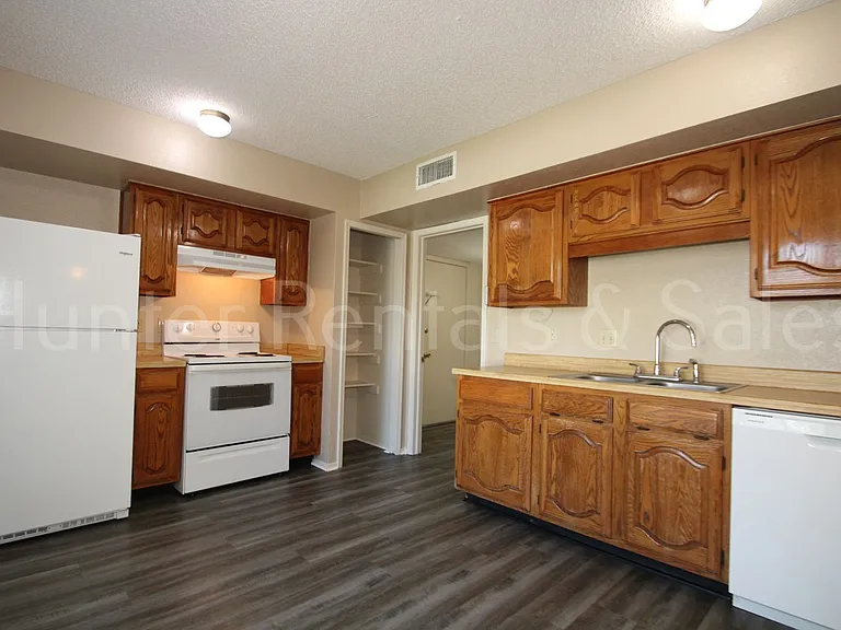1905 Meadowbrook Dr — Photo 9