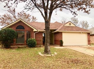 6715 Country Creek Dr, Arlington, TX 76001