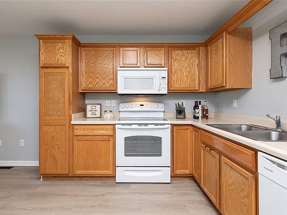 5th image of 1232 10th Ave NW