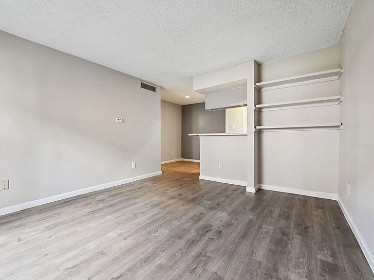 Pine Creek Apartments — Photo 30