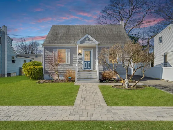 145 N Fulton Avenue, Lindenhurst, NY 11757