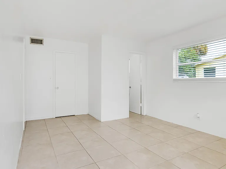 711 SE 15th St #5 — Photo 32