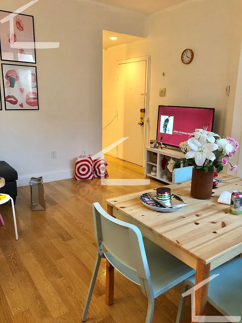 No Brokers Fee, Large 3 Bedroom in South End, Eat-in Kitchen, Dishwasher, Laundry on a Site — Photo 3