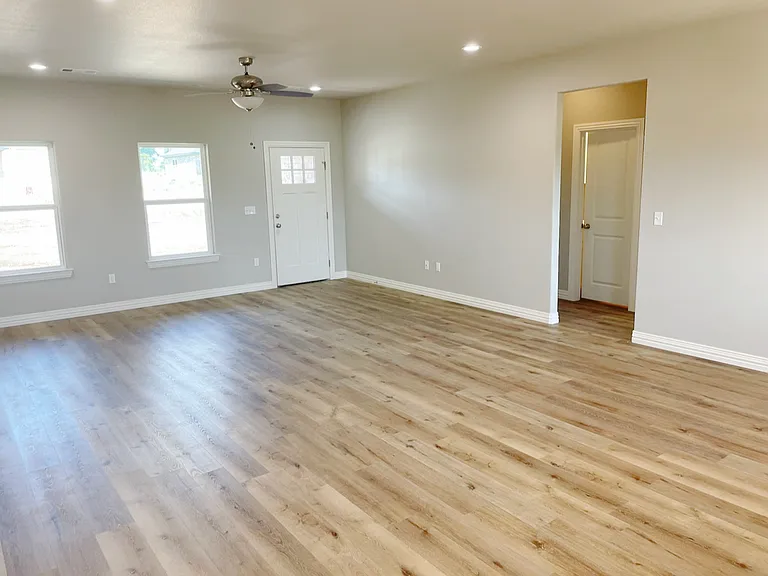 305 Western Hills Dr — Photo 4