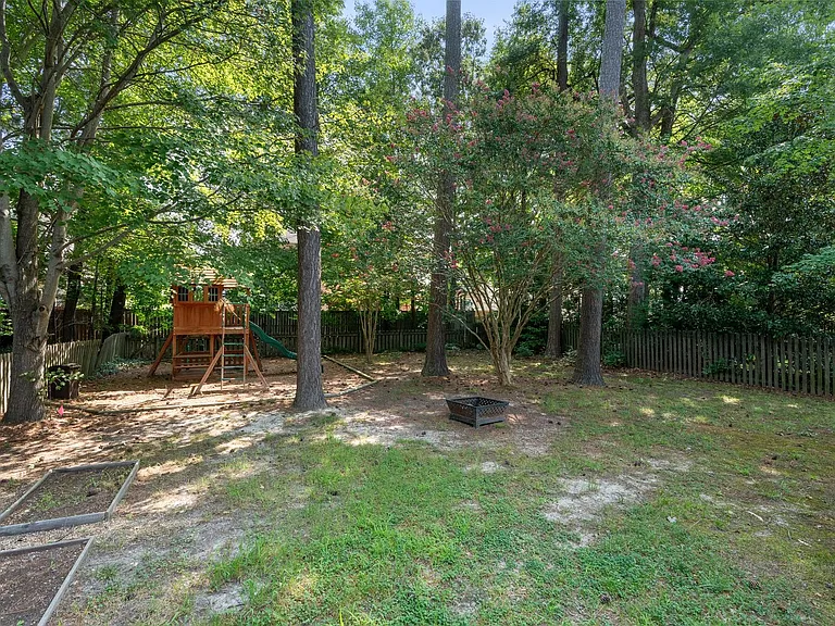 412 Peachtree Ln — Photo 24