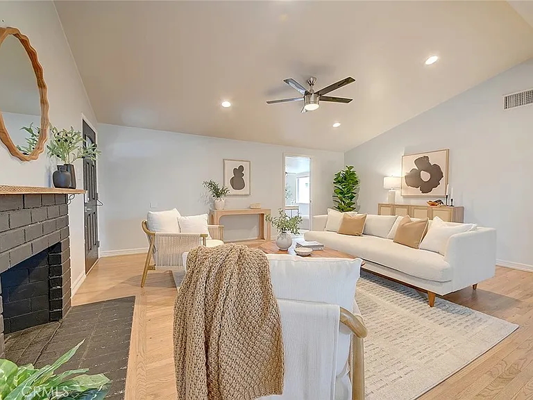 2044 W Spruce Ave — Photo 4