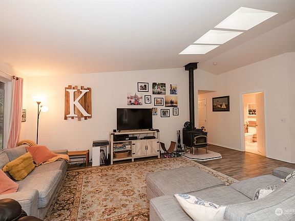4th image of 303 E Pointes Drive E