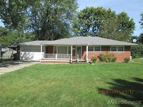 23273 Mapleview Dr photo 1