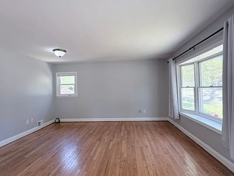 900 Neal Dr — Photo 5