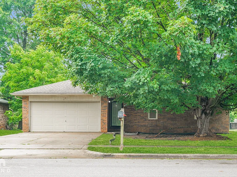 1206 W McGee St — Photo 1