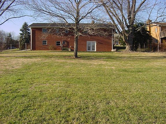 5th image of 320 Barberry Dr