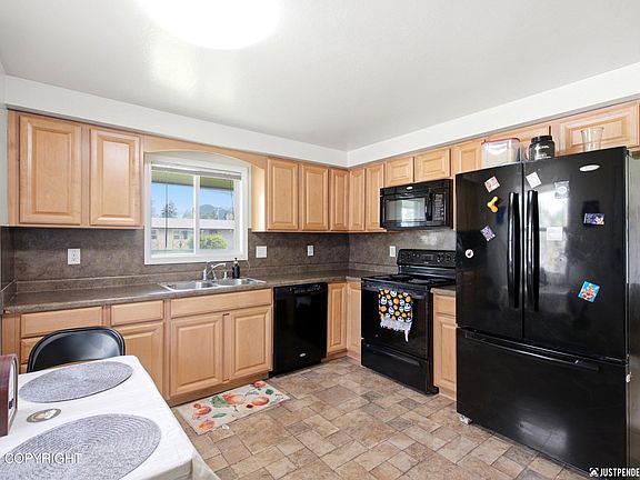 4th image of 400 Bunnell St