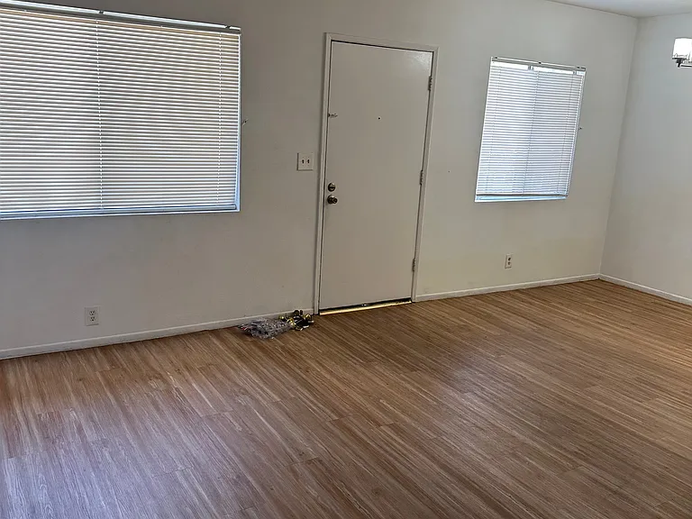 929 N Normandie Ave — Photo 3
