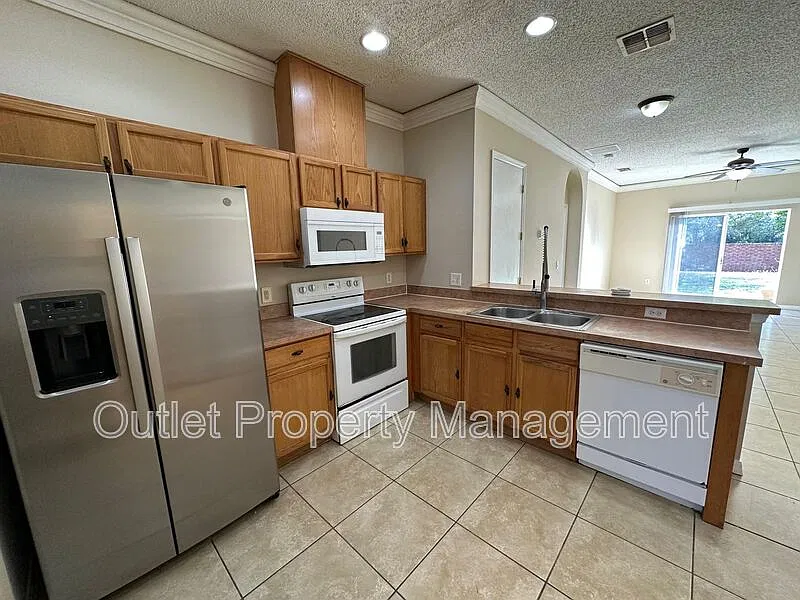 4 bed, 2.0 bath, 1800 sqft, $2,240 — Photo 4
