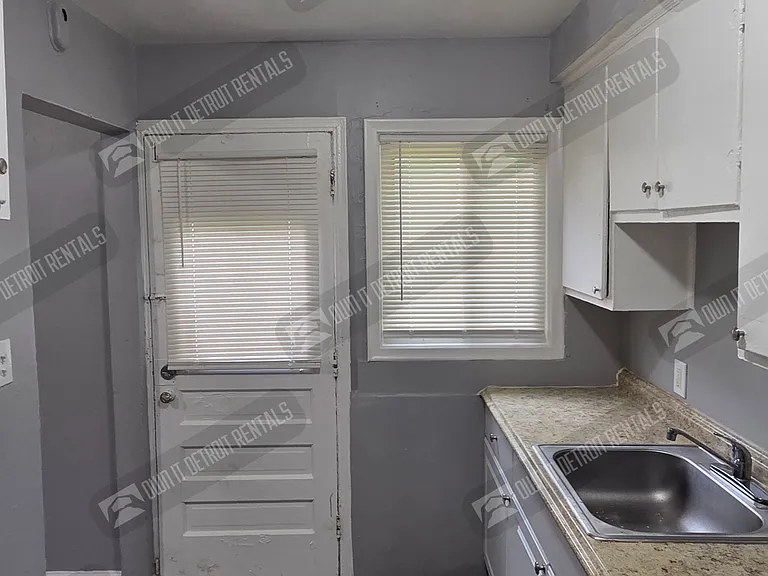 2746 Ewald Cir — Photo 16