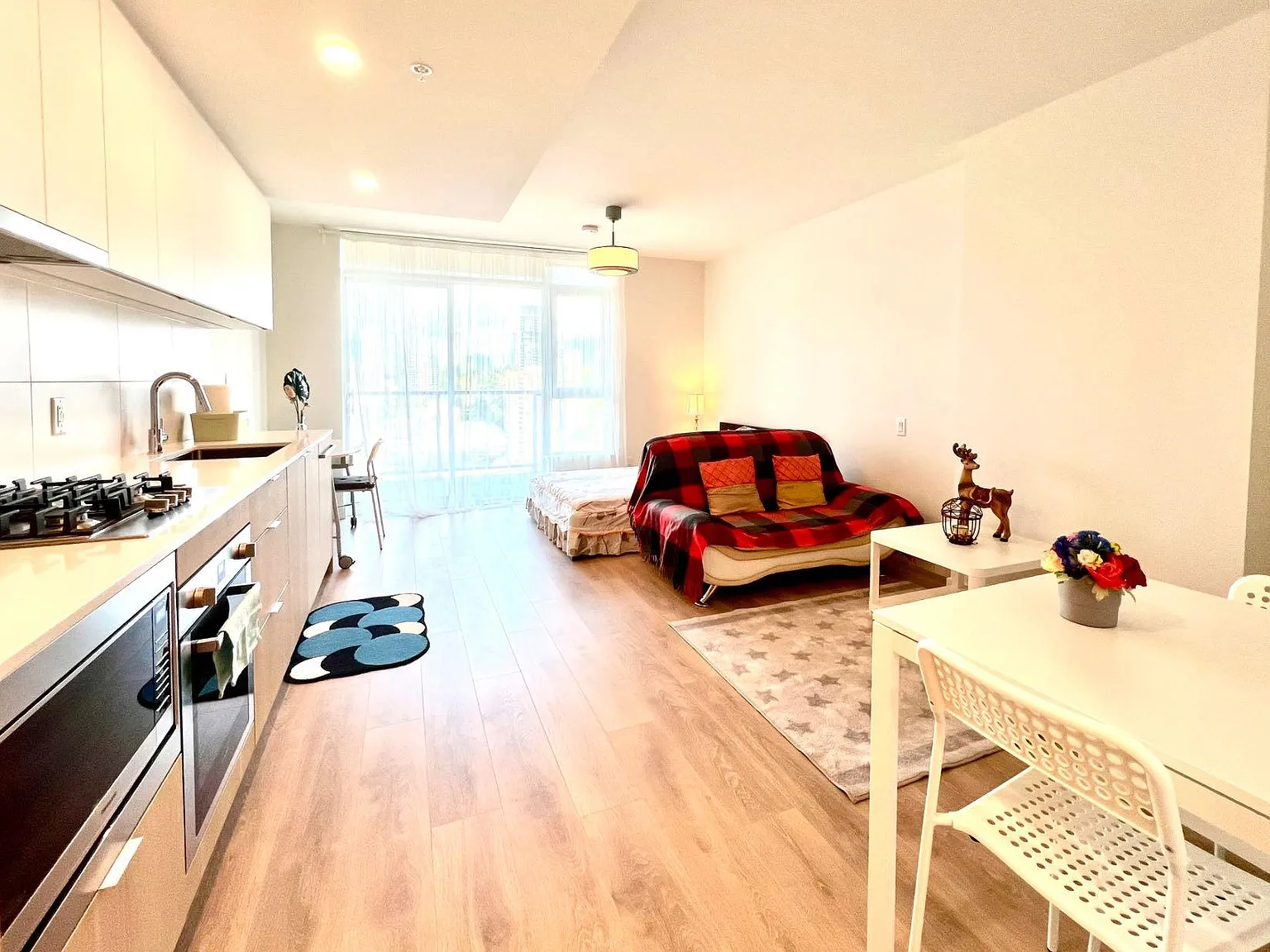 Studio, 425 sqft, $1,950 — Photo 3
