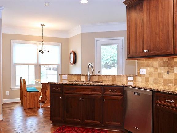 5th image of 302 Briarwood Dr