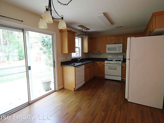 4th image of 531 Annalinde Ln