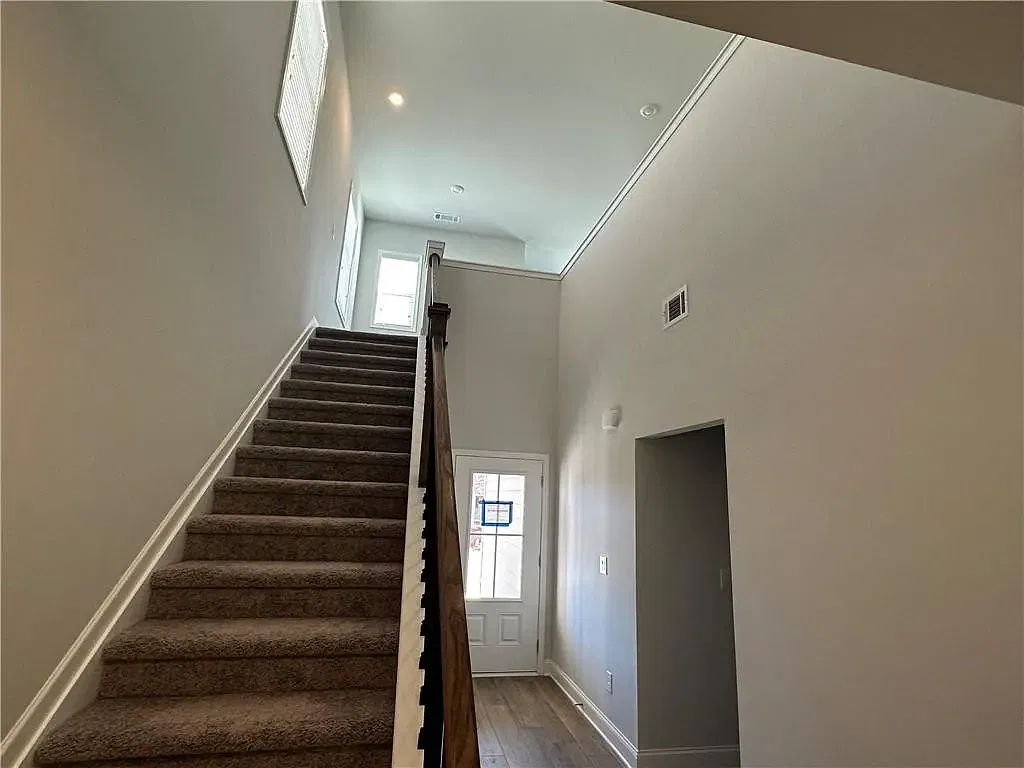 4 bed, 2537 sqft, $2,400 — Photo 4