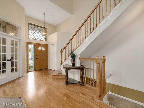 2nd image of 1018 Twin Oaks St