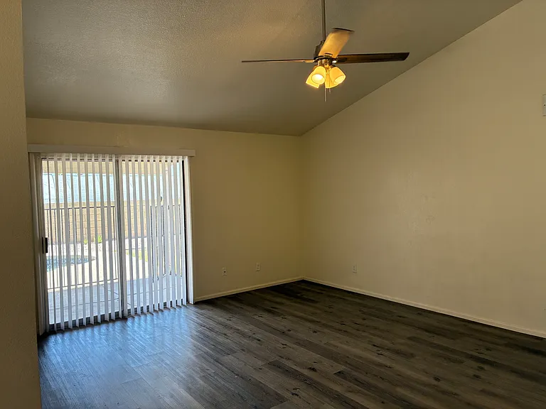 5637 W Yucca St — Photo 4