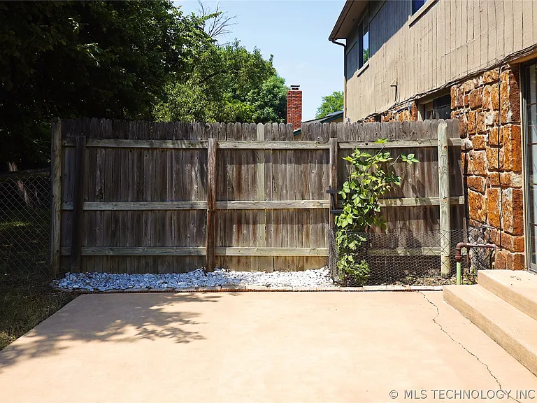 3210 S Chestnut Ave — Photo 26