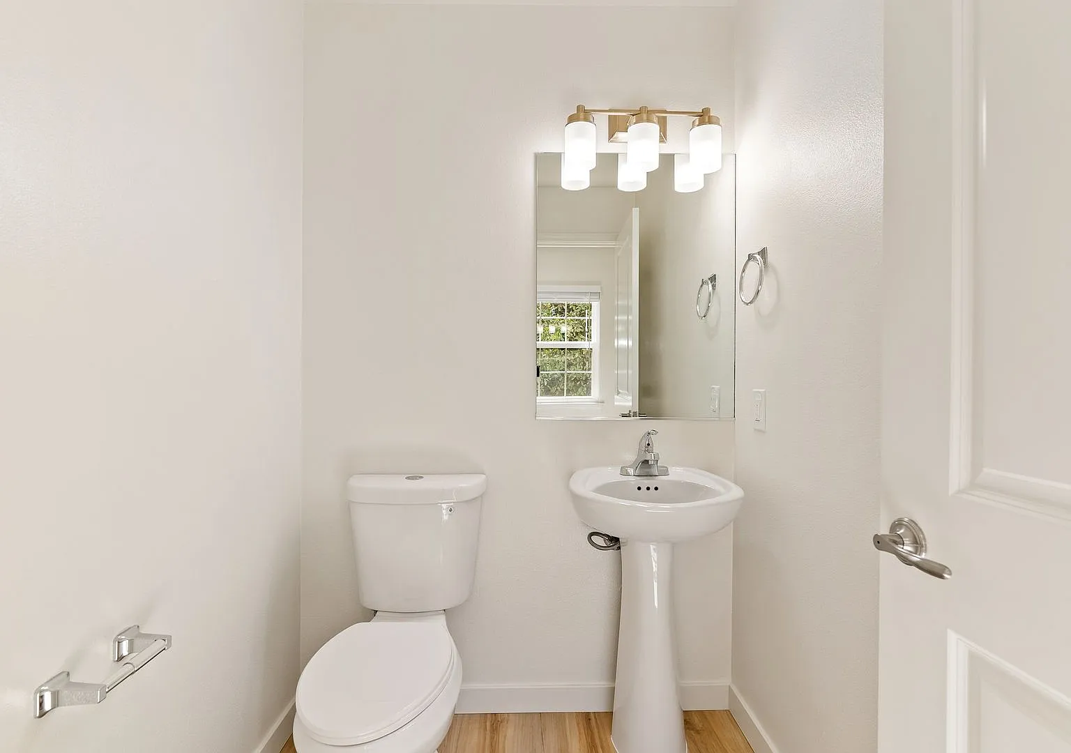 2 Bedroom 1.5 Bath townhouse with private balcony and 2 car garage — Photo 4