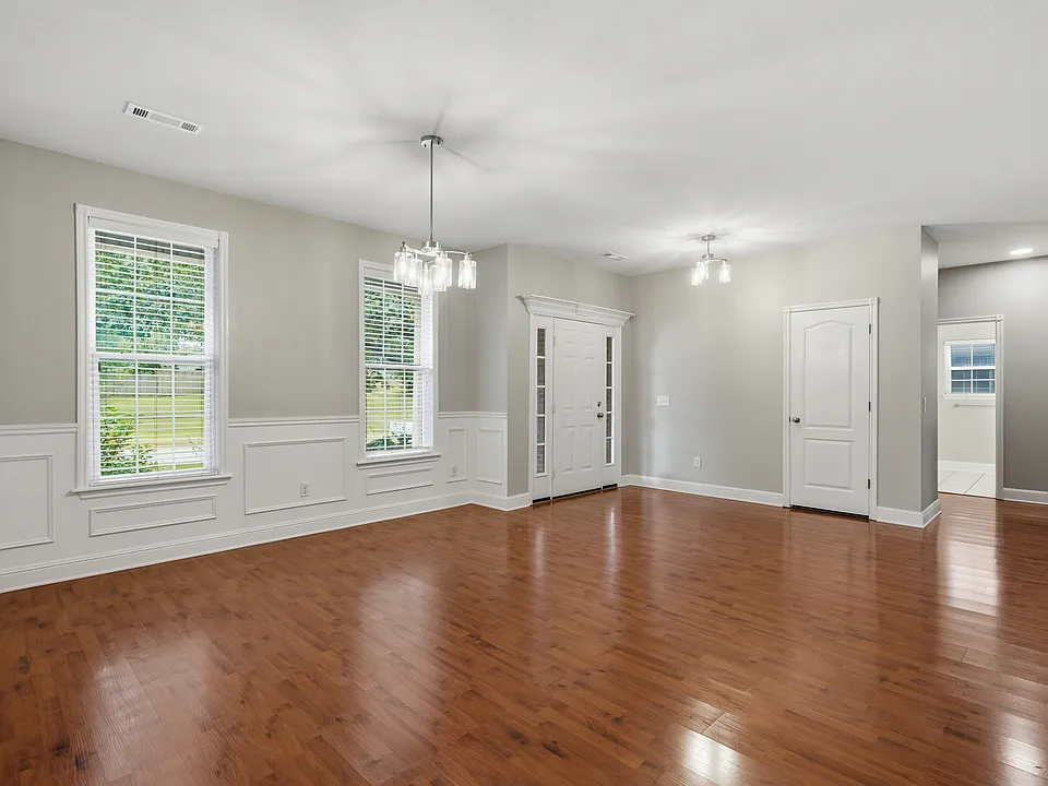 305 NW Palomino St