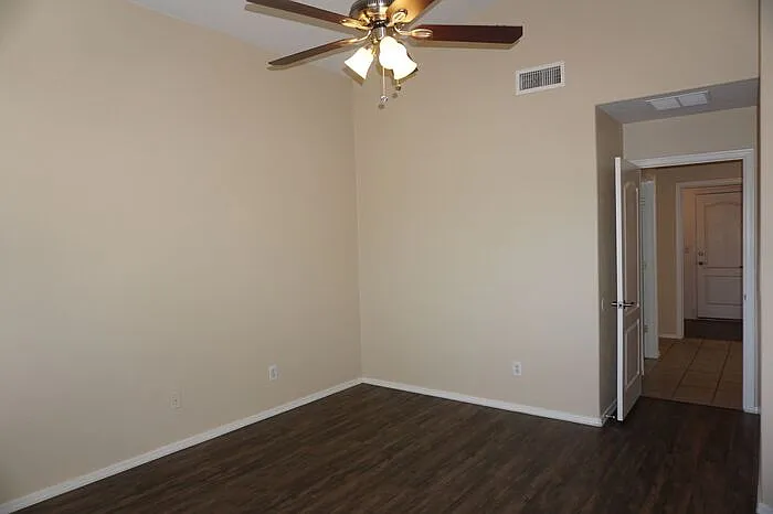 2201 S Saint Suzanne Dr — Photo 31