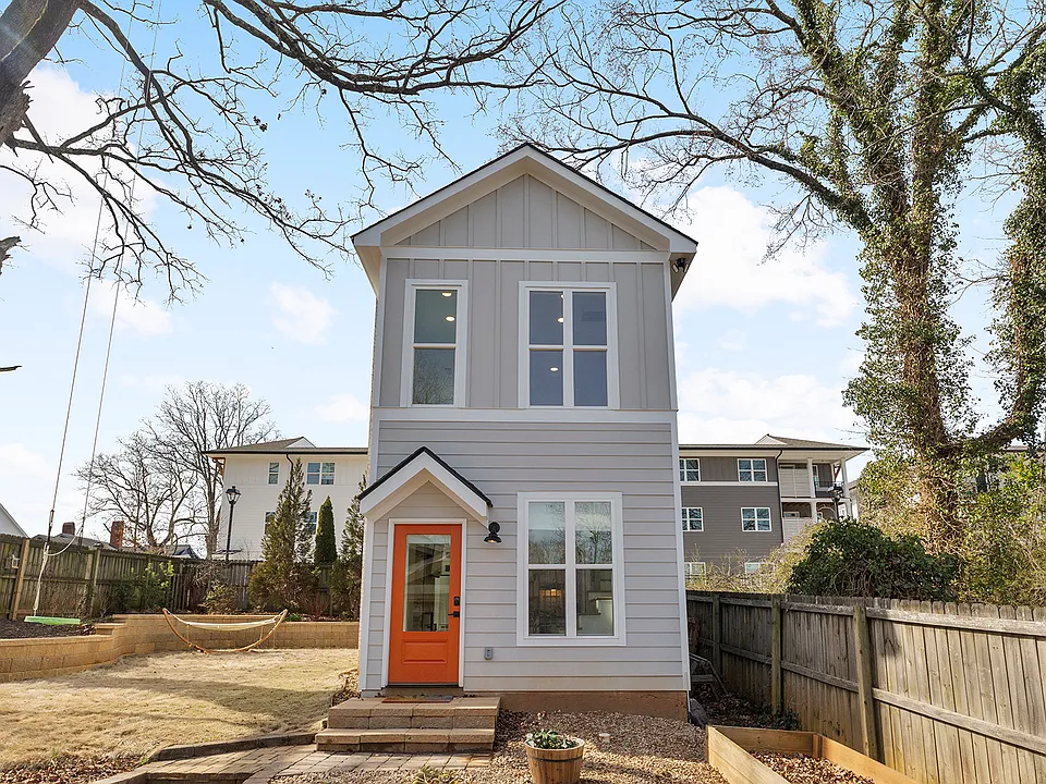 112 Wesley Ave NE #2