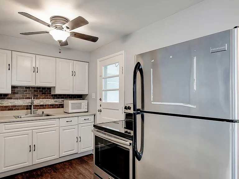 4449 Kingsley Dr — Photo 6