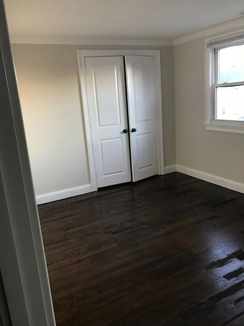 Charming 3 Bedroom-No Broker Fee — Photo 4