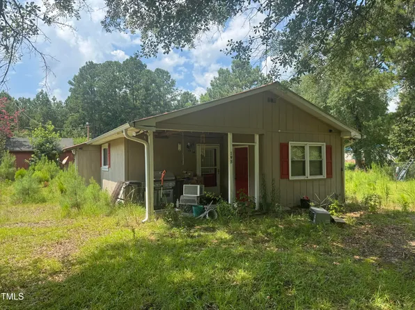 198 Morris Dr, Spring Lake, NC 28390