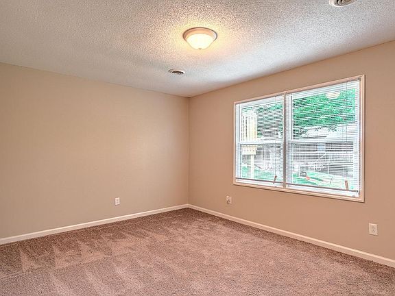 4th image of 2202 Greenbriar Cir APT 2