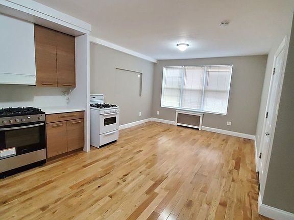 3rd image of 2833 49th St #1