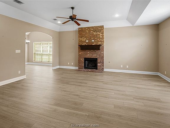 3rd image of 932 Dove Landing Ave