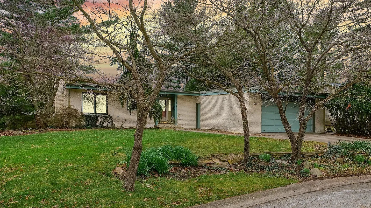 501 E Burkwood Ct photo 1